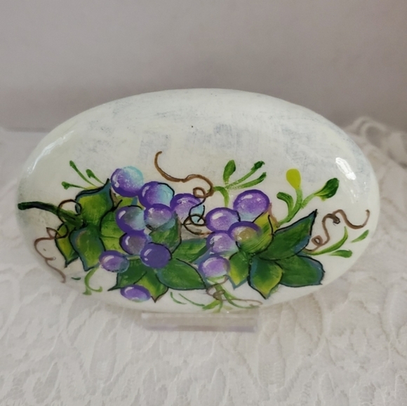 Painted Grapes on natural rock, Tuscany Art of hand painted grapes on stone - Picture 5 of 7